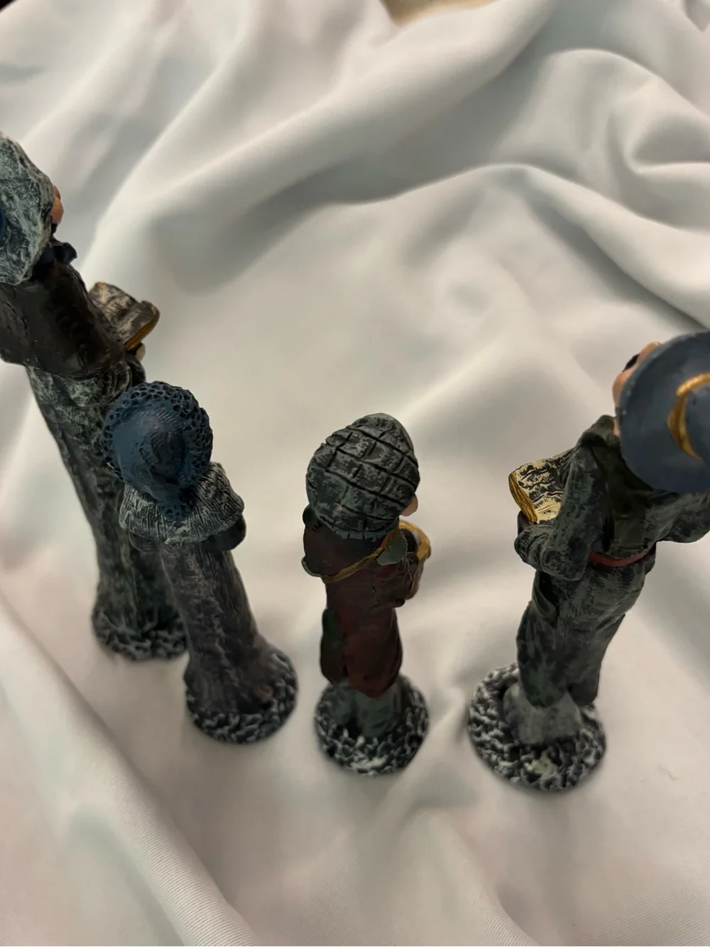 Christmas Caroler Figurine Set - Holiday Cedar Creek Collection